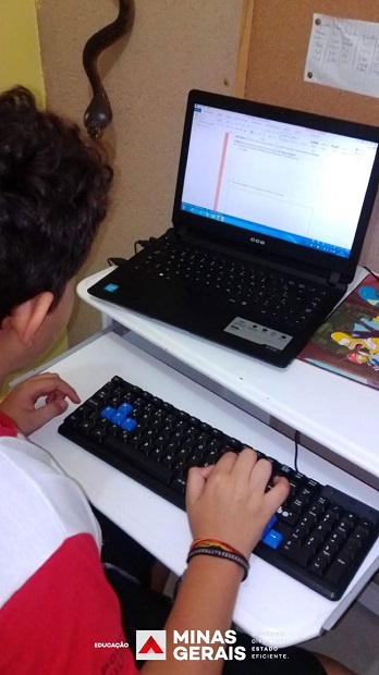 Os alunos da EE Senhora do Bonsucesso produzem textos anônimos sobre algo que perceberam na matéria sobre bullying e que possa ter relação com a nossa escola. Foto: Arquivo da Escola